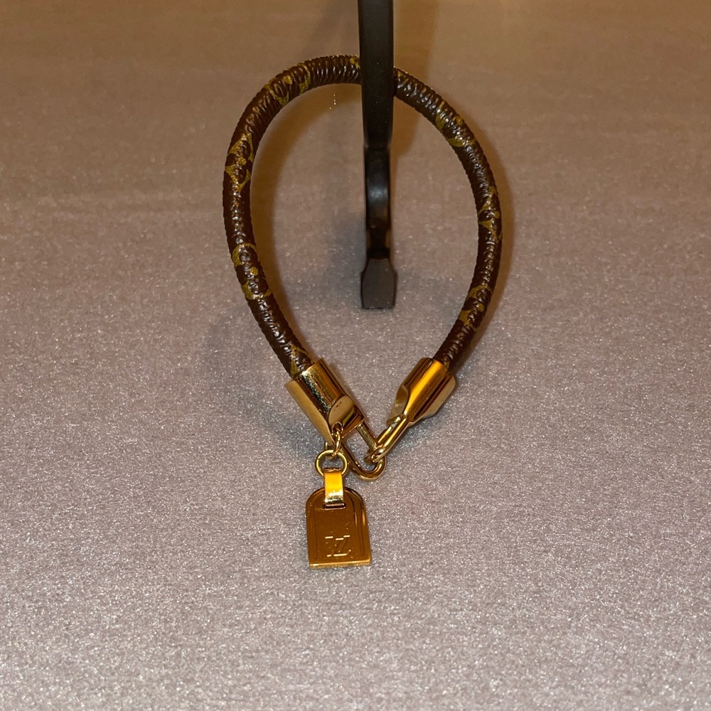 LV Monogram Bracelet Jewelry AV Show Louis Vuitton Bracelet - Picture 14 of 15